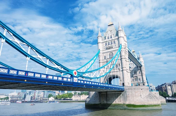 De Tower Bridge onder een blauwe lucht — Stockfoto