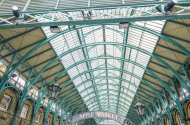 Londra - 27 Eylül: Turist ziyaret Covent Garden Market Septemb
