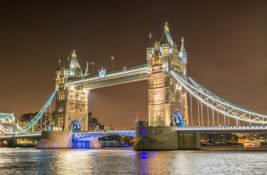 Tower Bridge gece görünümü