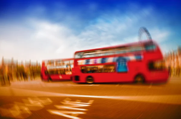 Rode dubbeldekker bus — Stockfoto