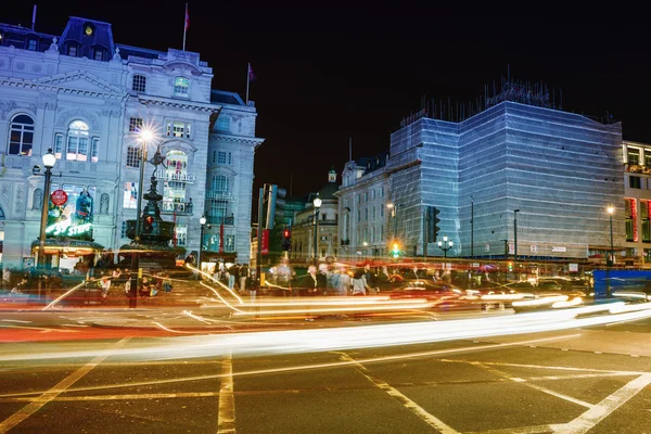 Turisté chodí v oblasti Piccadilly, Londýn — Stock fotografie