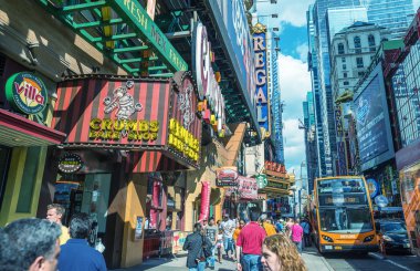 Turistler yürüyüş boyunca şehir sokakları, New York