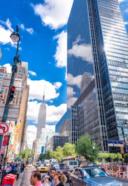 Turistler yürüyüş boyunca şehir sokakları, New York