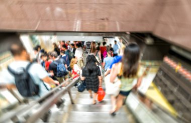 kalabalık metro istasyonunda