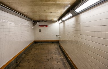 Metro İstasyonu duvarlar