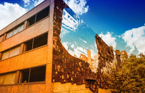 Gebäude Reflexionen in Manhattan, New York City — Stockfoto