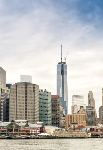 Lower Manhattan skyline over East River — Stockfoto