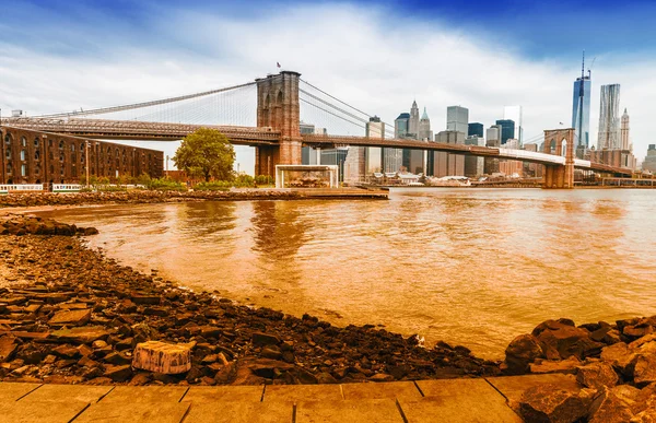Brooklyn Bridge med Manhattan skyline — Stockfoto