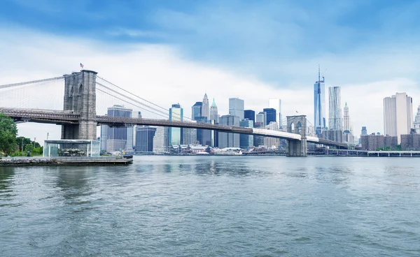 A ponte de Brooklyn com horizonte de Manhattan — Fotografia de Stock