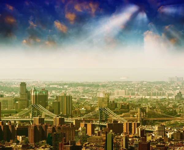 Manhattan en Brooklyn Bridge in de schemering, New York — Stockfoto
