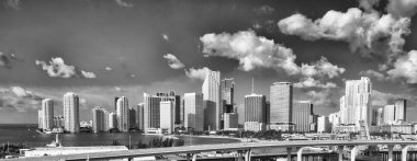 Miami güneşli gökyüzü. Şehir bina ve manzarası