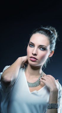 Kadın boyun dokunmadan kameraya bakarak 20s