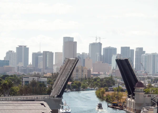 Ophaalbrug op een moderne stad — Stockfoto