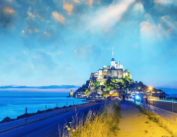 Mont Saint-Michel por la noche —  Fotos de Stock