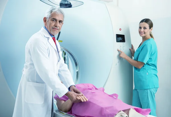 Mujer mayor en resonancia magnética en el hospital — Foto de Stock