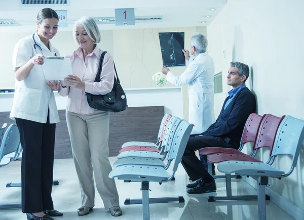 Doctors and patients speaking in the hospital — Stock Photo, Image