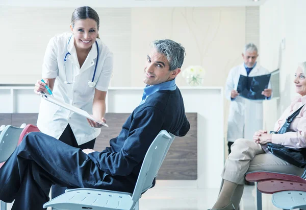 Doctors and patients speaking in the hospital — Stock Photo, Image