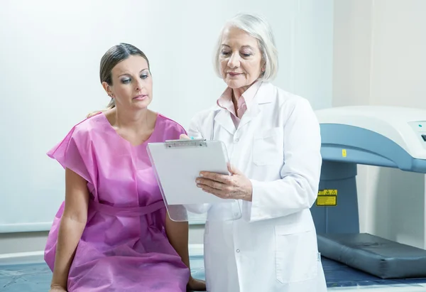 Expert female doctor explaining  medical test — Stock Photo, Image