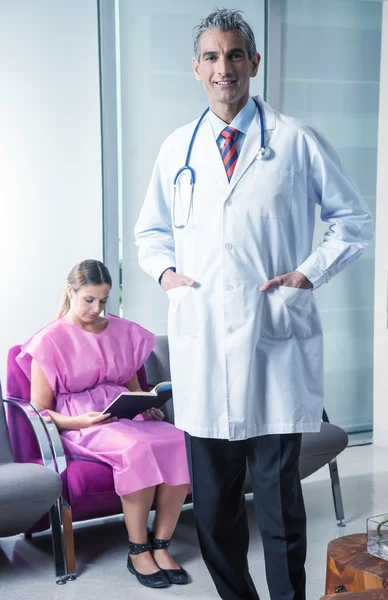 Doctor ready to receive female patient in the hospital — Stock Photo, Image