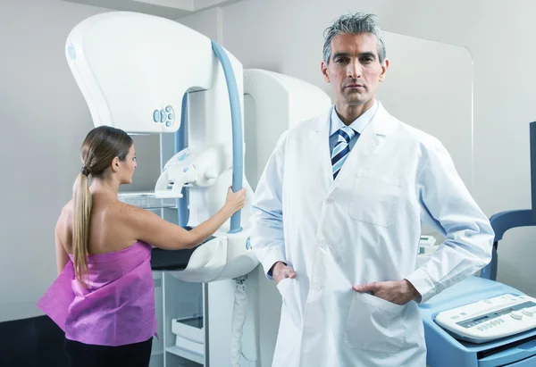 Kadın geçiren mamografi taraması — Stok fotoğraf