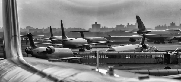 Aviões na pista prontos para descolar. Aeroporto por do sol — Fotografia de Stock