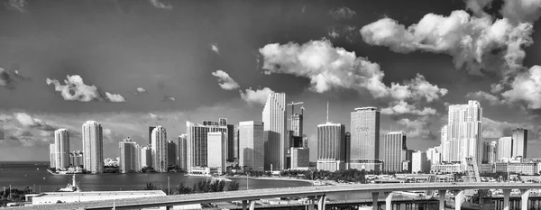마이애미의 화창한 하늘입니다. 도시 건물 들과 스카이 라인 — 스톡 사진