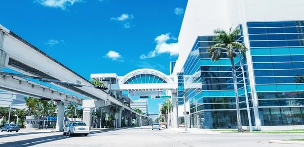 阳光明媚的道路的迈阿密，佛罗里达州，美国 — 图库照片