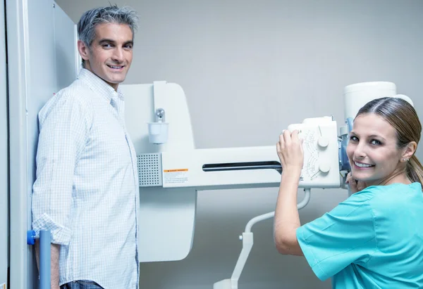 Manlig patient i 40s genomgår en x-ray test — Stockfoto