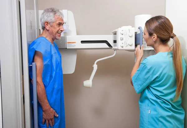 60'ların x-ray testi geçiren erkek hastada — Stok fotoğraf