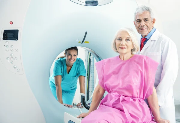 Vrouw in 60s klaar om te ondergaan Mri-scan — Stockfoto