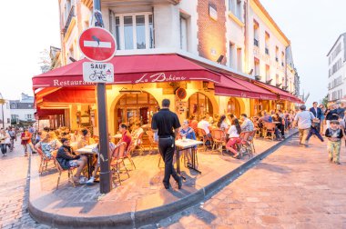 Turistler Montmartre sokakları keşfetmek