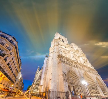 Notre Dame. Gün batımında Paris