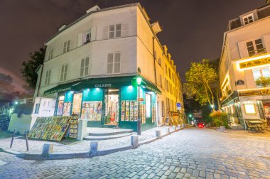Turistler Montmartre şehir hayatının tadını çıkarın.