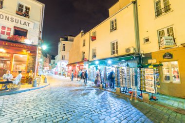 Turistler Montmartre sokakları geceleri keşfetmek.