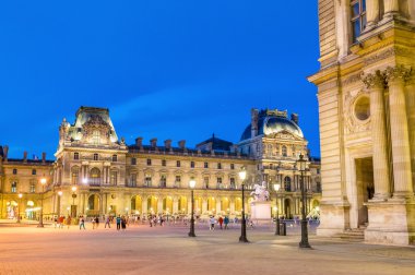 Gece Paris'te Louvre Müzesi