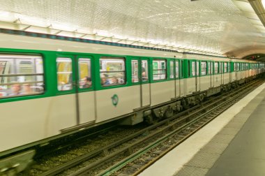 Metro istasyonunda metro tren hızlandırır.