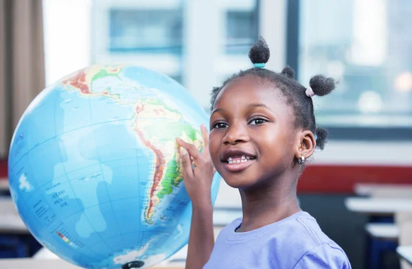 Afro amerikansk flicka i skolan — Stockfoto