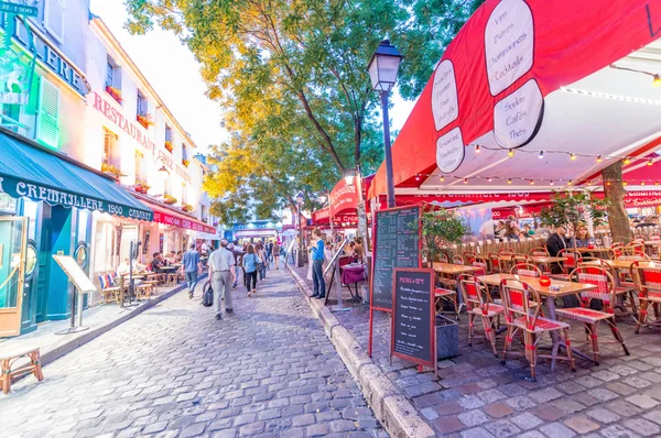 Les touristes explorent les rues de Montmartre — Photo