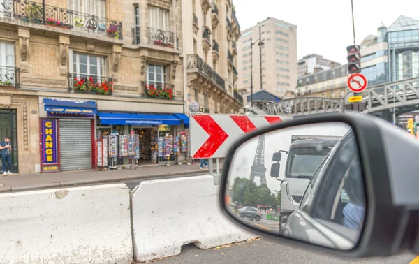 De toren van Eiffel in achterste spiegel — Stockfoto