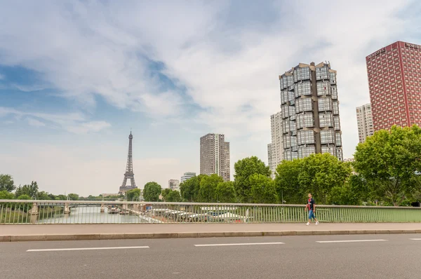 Parijs - 12 juni 2014: Toeristen lopen langs de stadsstraten. Parijs ik — Stockfoto