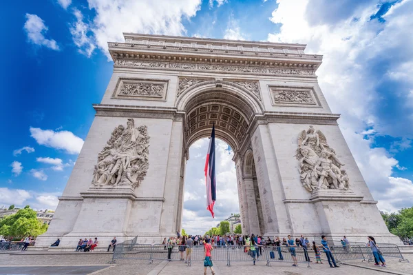 Turistas apreciam o Arco do Triunfo em Paris — Fotografia de Stock