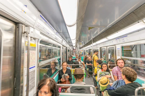 Turistler ve yerliler için Paris Metro — Stok fotoğraf