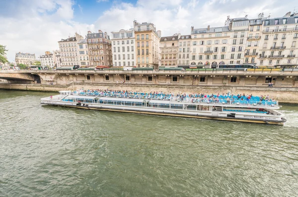 Bateau Mouche Paris'te Nehri üzerinde — Stok fotoğraf