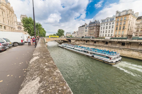 Bateau Mouche sul fiume a Parigi — Foto Stock