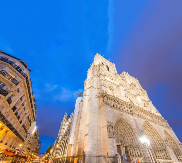 Notre Dame. Parijs bij zonsondergang — Stockfoto
