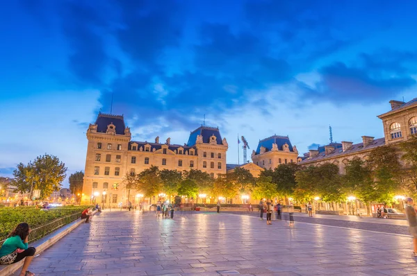 Τουρίστες απολαμβάνουν την καλοκαιρινή νύχτα στο Παρίσι — Φωτογραφία Αρχείου