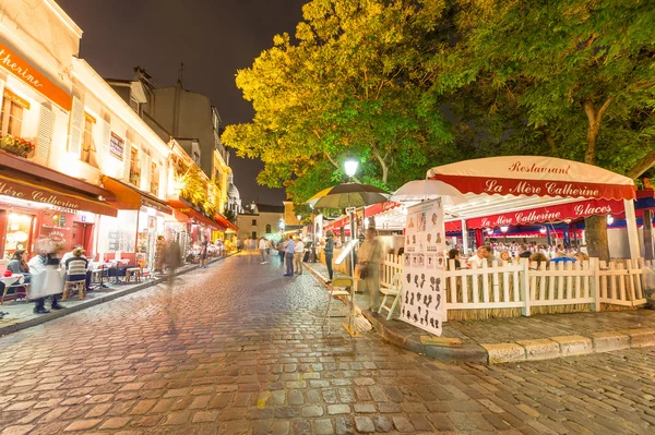 Toeristen verkennen Montmartre straten 's nachts — Stockfoto