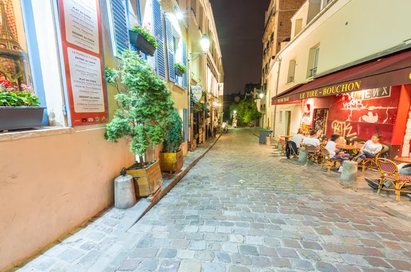 Turister njuta av Montmartre stadsliv — Stockfoto