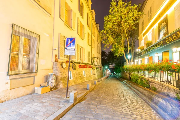 Tourists enjoy Montmartre city life — Stock Photo, Image