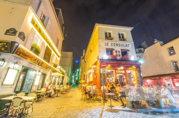 Туристи вивчити Монмартр вулицях вночі — стокове фото